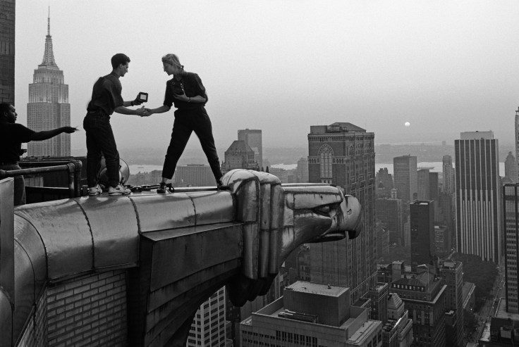 annie-leibovitz-and-assistant-robert-bean-on-chrysler-building-new-york-new-york-john-loengard-2